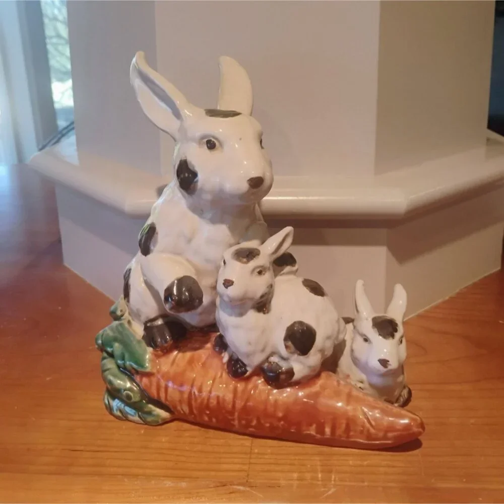 Large Vtg Majolica Pottery Easter Bunny Rabbits on a Carrot 9" x 9" - Picture 5 of 10